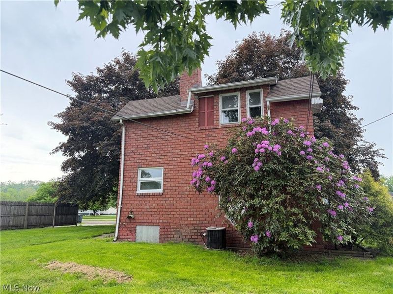 218 S Lawn Drive, Newcomerstown, OH 43832 Photo 3