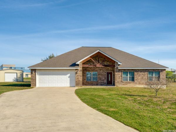 439 Bear Gardens, La Vernia, TX 78121