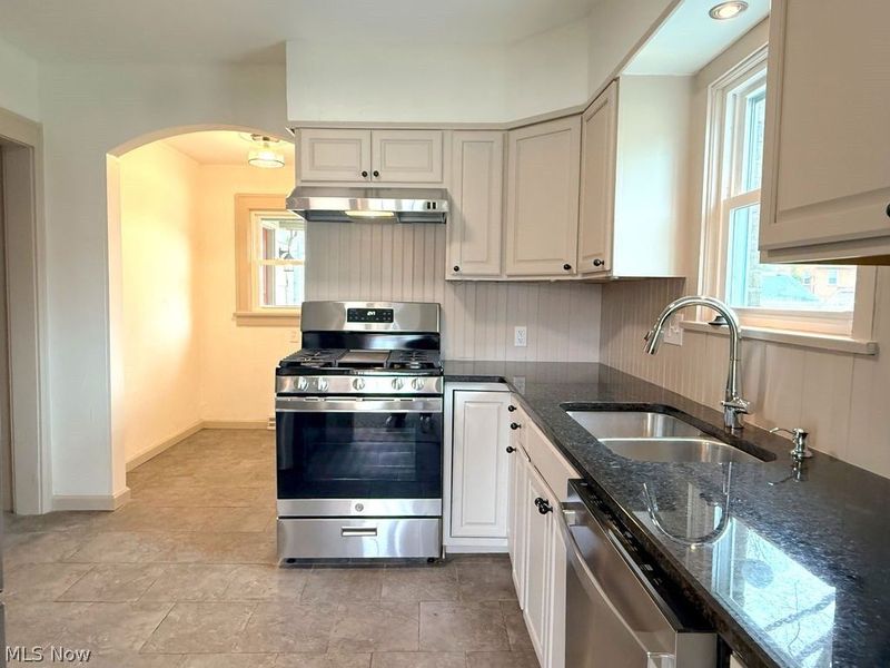 419 Oak Knoll NE, Warren, OH 44483 Photo 2