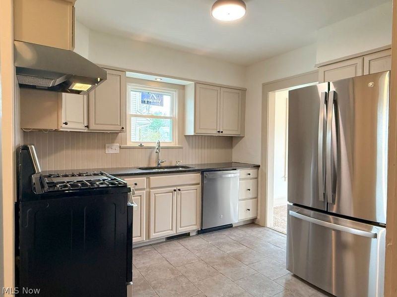 419 Oak Knoll NE, Warren, OH 44483 Photo 3