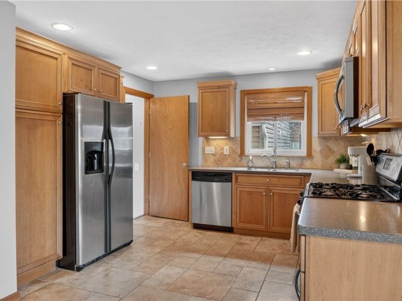 6716 Charles Road, North Olmsted, OH 44070 Photo 10