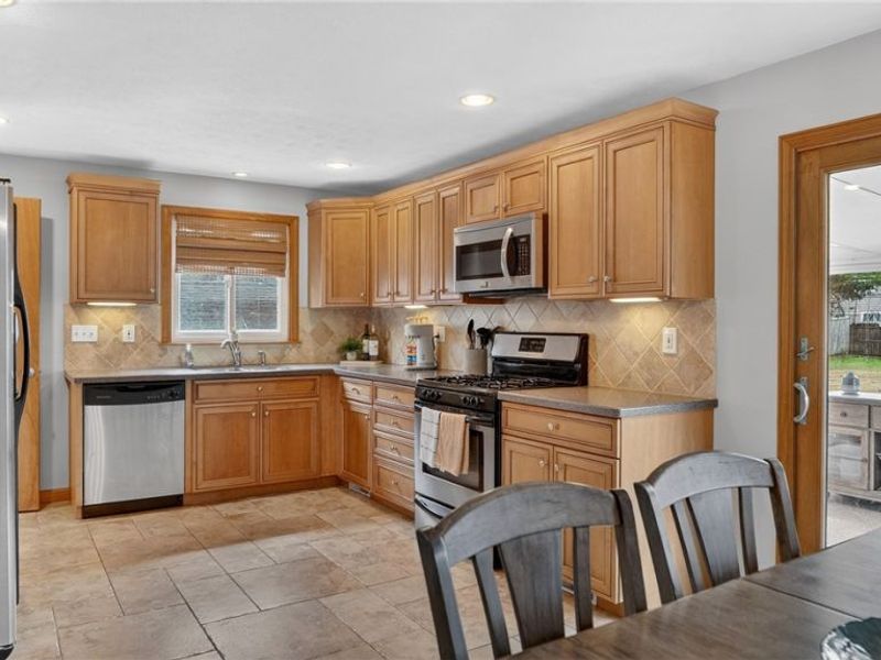 6716 Charles Road, North Olmsted, OH 44070 Photo 12