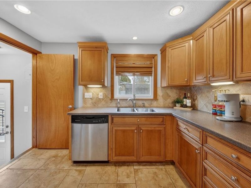 6716 Charles Road, North Olmsted, OH 44070 Photo 14