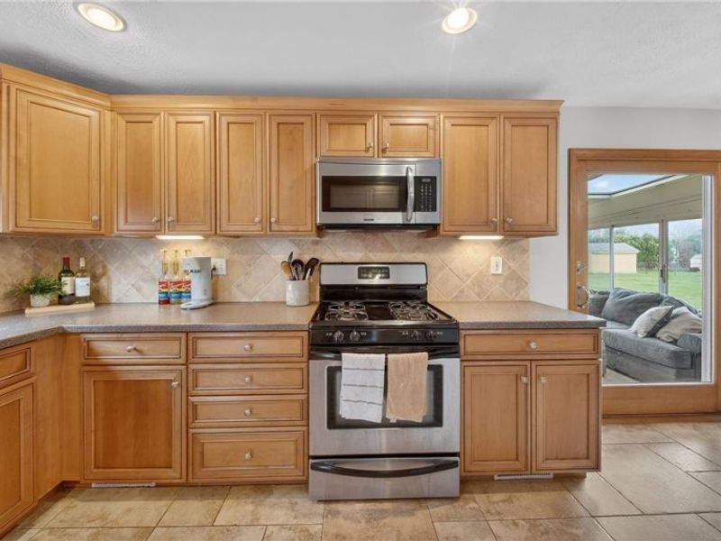 6716 Charles Road, North Olmsted, OH 44070 Photo 17