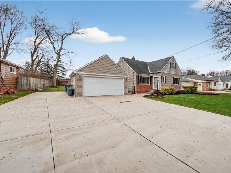 6716 Charles Road, North Olmsted, OH 44070 Photo 2