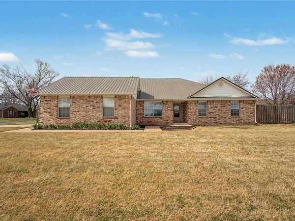 801 Pinoak Street, Centerton, AR 72719