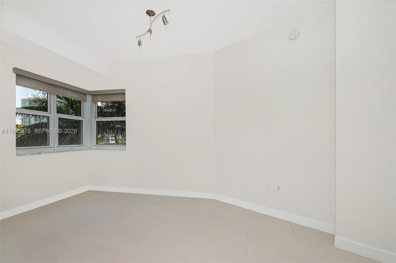 20000 E Country Club Dr , Unit 412, Aventura, FL 33180 Photo