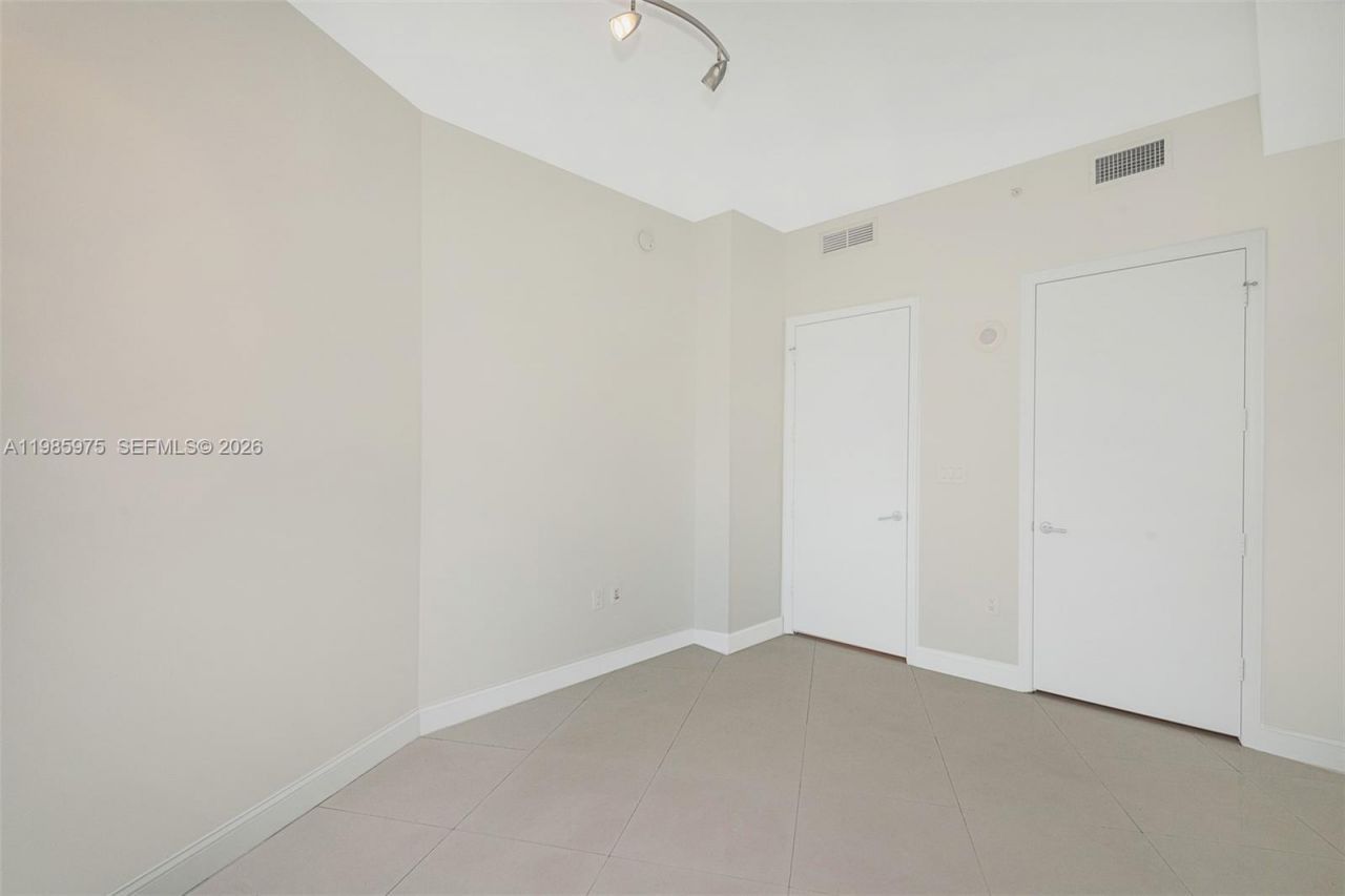 20000 E Country Club Dr , Unit 412, Aventura, FL 33180 Photo