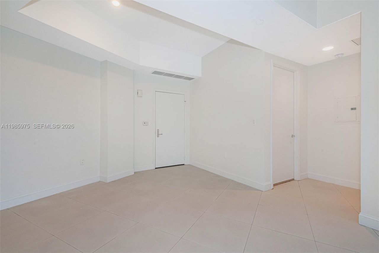 20000 E Country Club Dr , Unit 412, Aventura, FL 33180 Photo