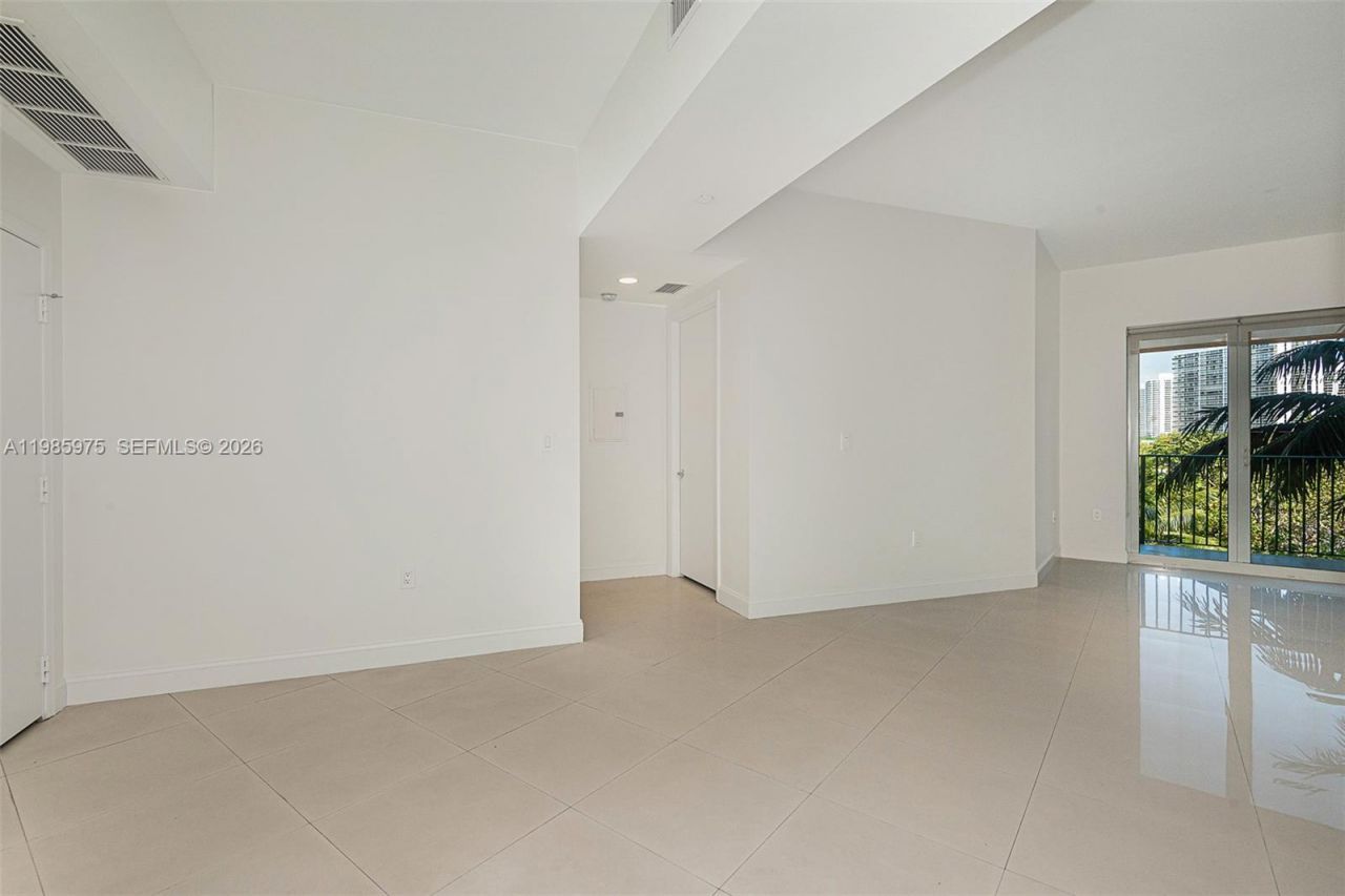 20000 E Country Club Dr , Unit 412, Aventura, FL 33180 Photo