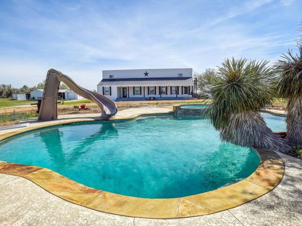 4165 Pin Oak RD , Muldoon, TX 78949