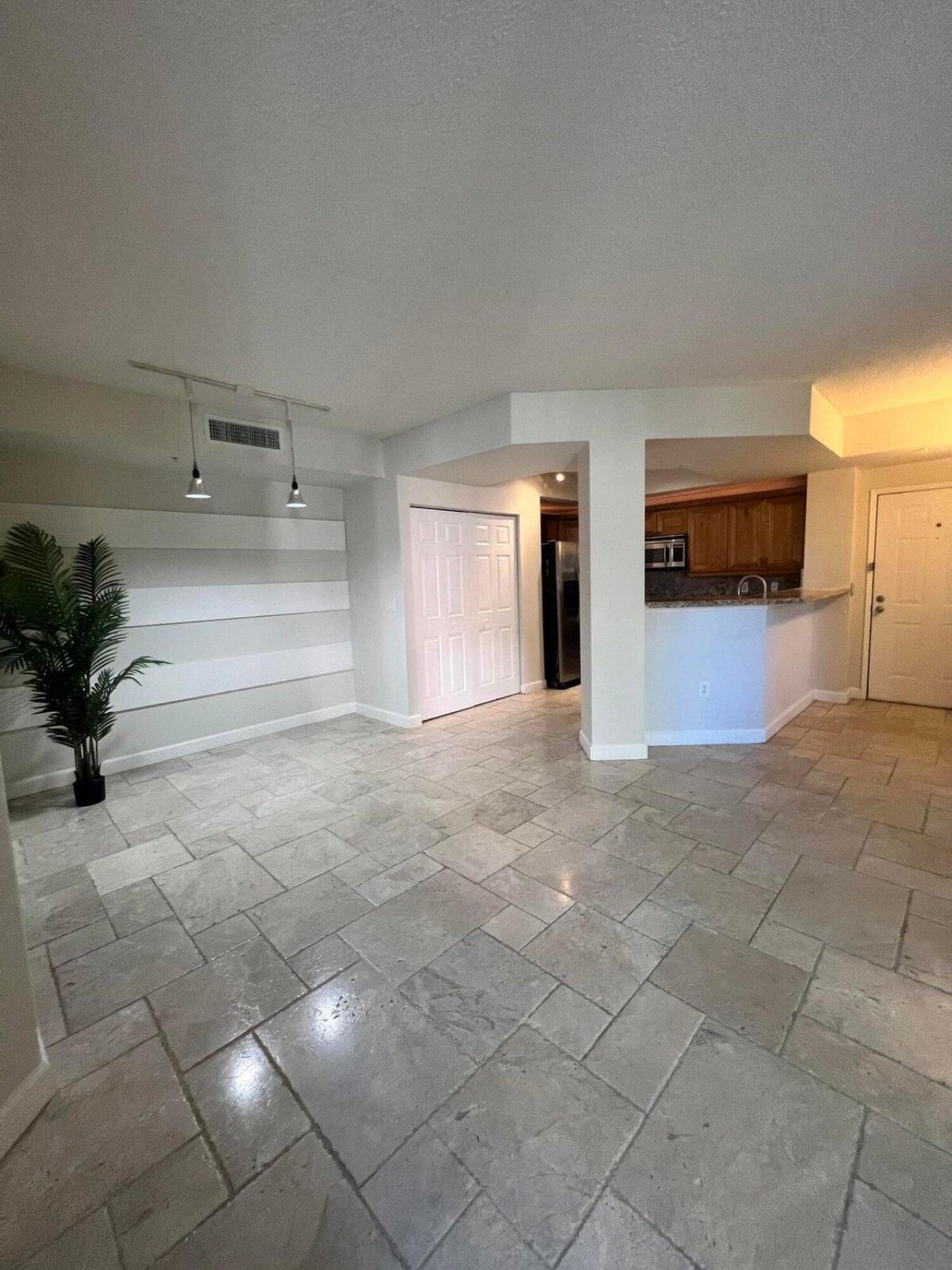 720 S Sapodilla Avenue, Unit 206, West Palm Beach, FL 33401 Photo