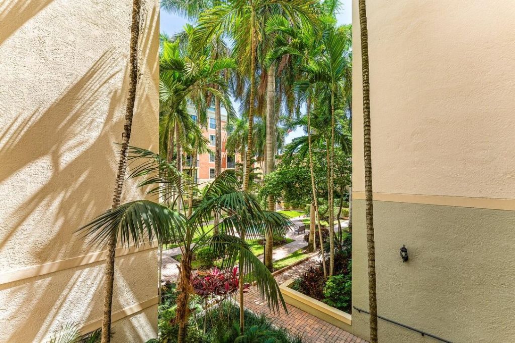 720 S Sapodilla Avenue, Unit 206, West Palm Beach, FL 33401 Photo