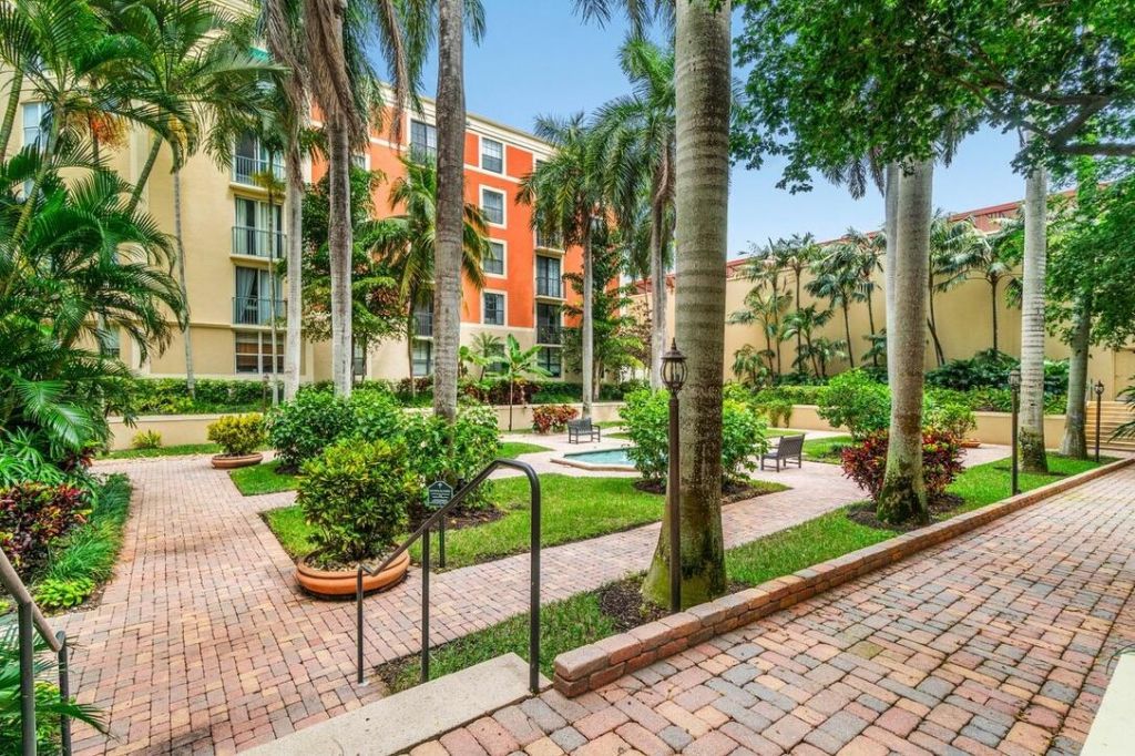 720 S Sapodilla Avenue, Unit 206, West Palm Beach, FL 33401 Photo