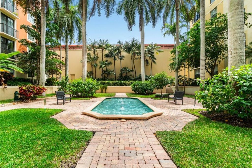 720 S Sapodilla Avenue, Unit 206, West Palm Beach, FL 33401 Photo