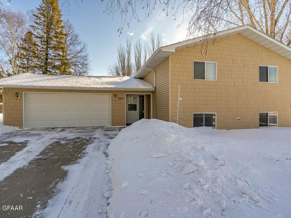 1017 9TH Avenue SE, East Grand Forks, MN 56721