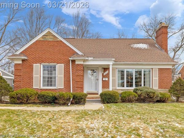 1210 Fairholme Road, Grosse Pointe Woods, MI 48236