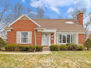 1210 Fairholme Road, Grosse Pointe Woods, MI 48236