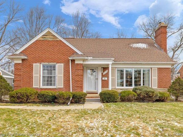 1210 Fairholme Road, Grosse Pointe Woods, MI 48236