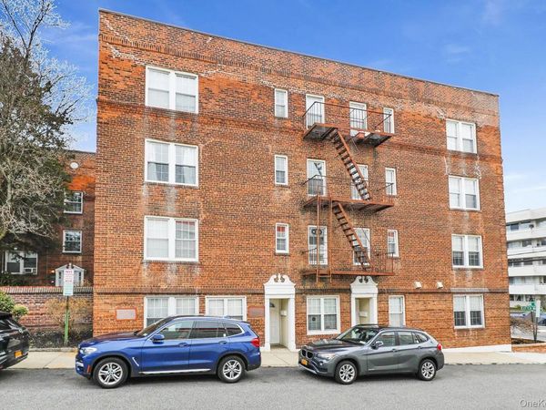 1 Ash place , Unit 1M, Great Neck Plaza, NY 11021