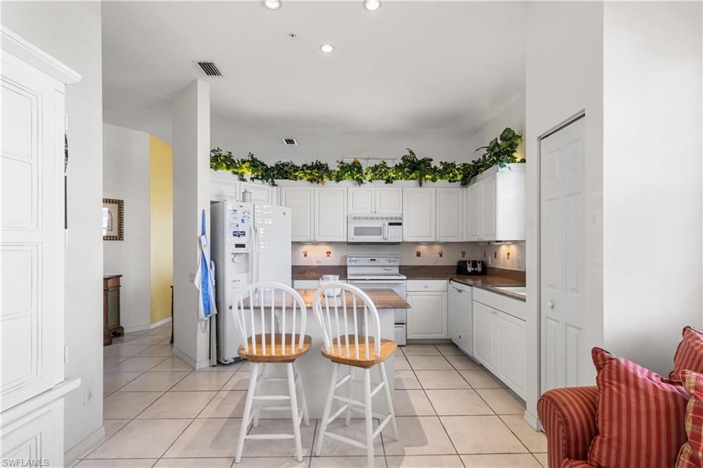 800 L Ambiance Cir, Unit 208, Naples, FL 34108 Photo