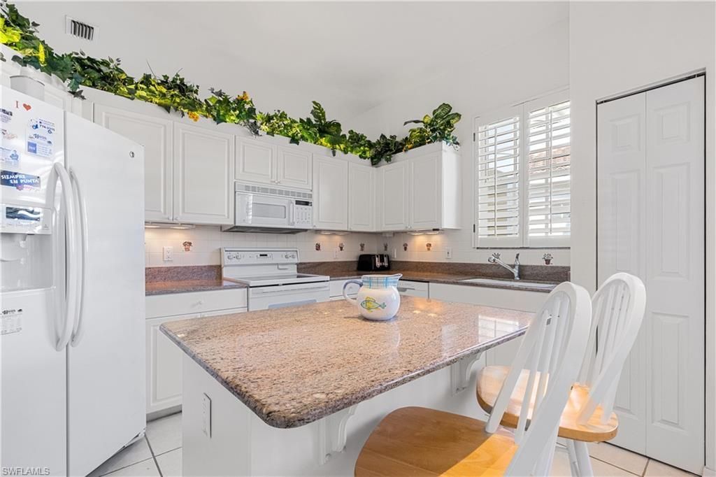 800 L Ambiance Cir, Unit 208, Naples, FL 34108 Photo