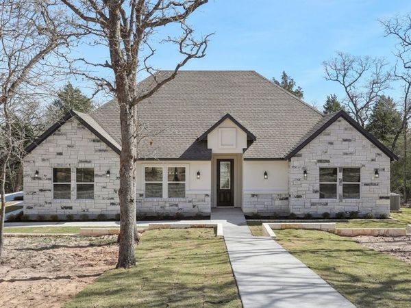 111 Kingwood DR, Elgin, TX 78621