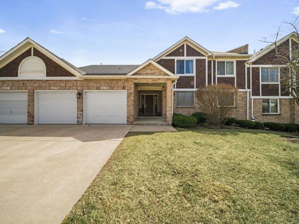 910 Thornwood Drive , Unit 910, St. Charles, IL 60174