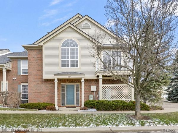 7201 Farmingdale Lane, Commerce Twp, MI 48390
