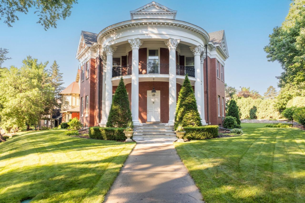 1203 Mount Curve Avenue, Minneapolis, MN 55403