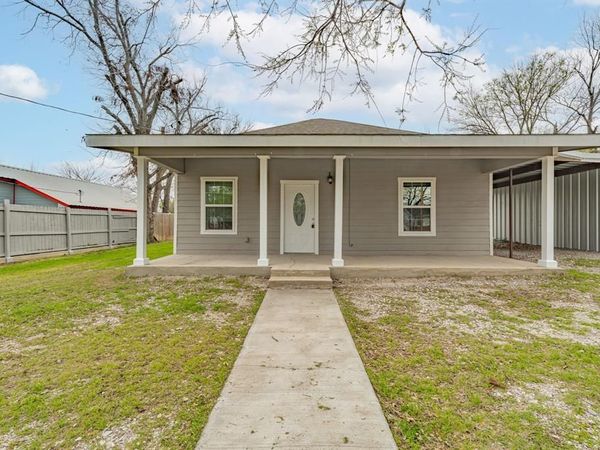 302 W Armstrong Avenue, Comanche, TX 76442