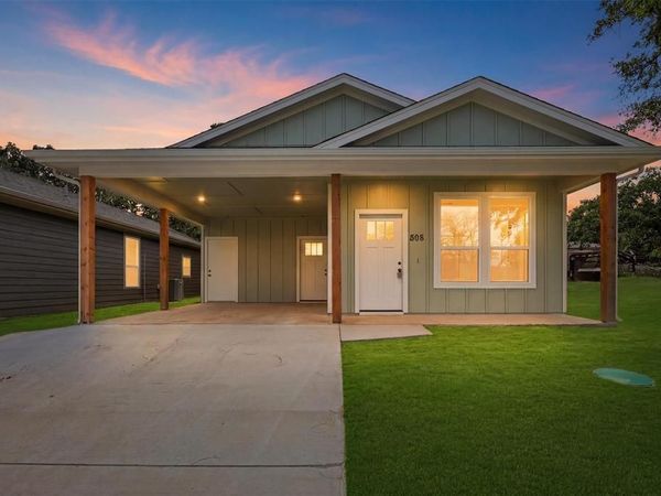 808 Branding Iron Trail, Granbury, TX 76049