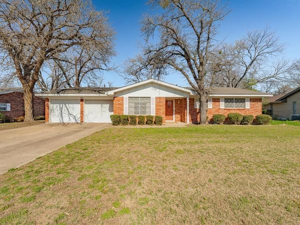 915 N Charlotte Avenue, Stephenville, TX 76401