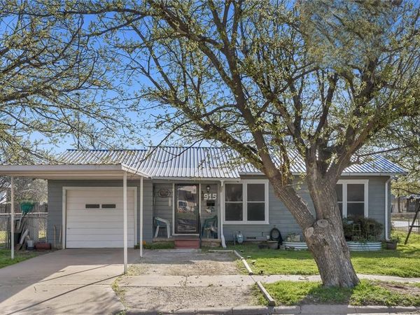 915 S Neches Street, Coleman, TX 76834