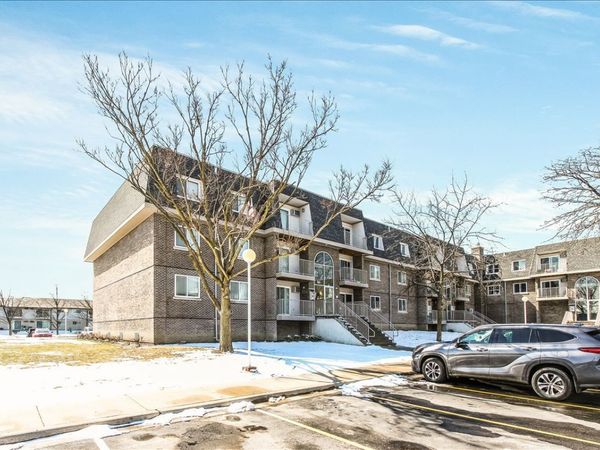 831 Mcintosh Court, Unit 208, Prospect Heights, IL 60070