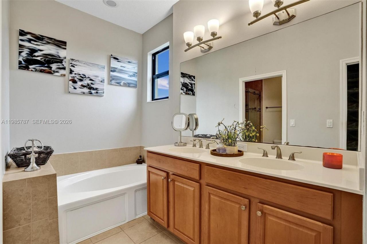 760 NE 193rd Ter , Miami, FL 33179 Photo