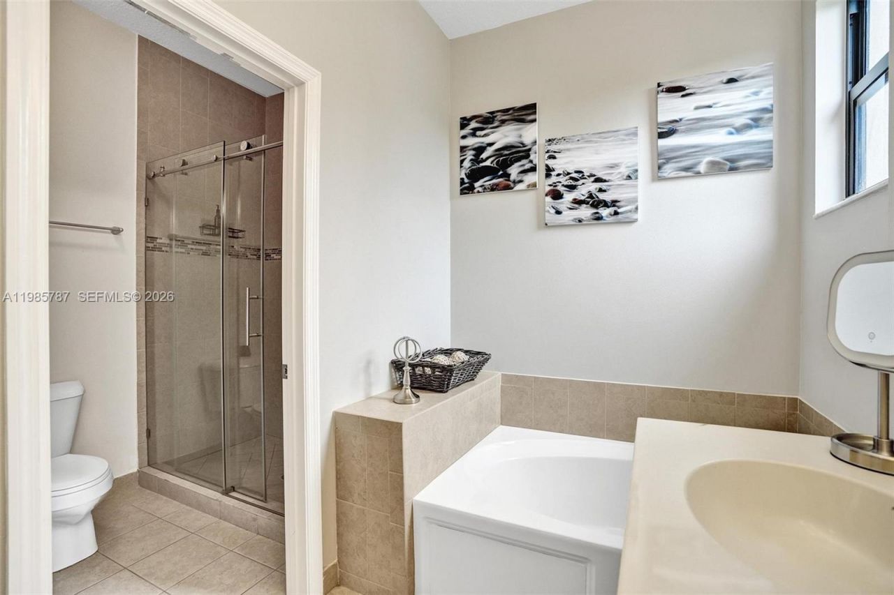 760 NE 193rd Ter , Miami, FL 33179 Photo