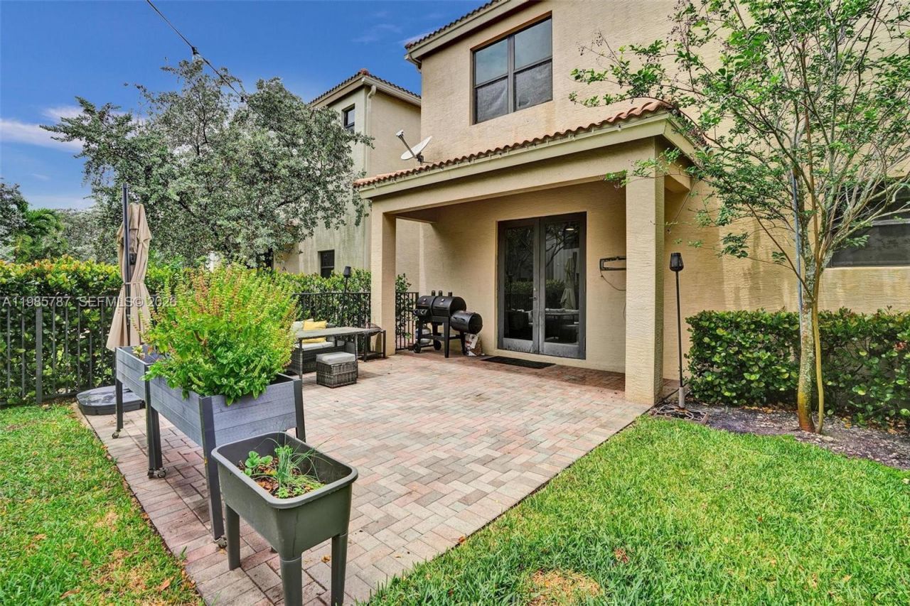 760 NE 193rd Ter , Miami, FL 33179 Photo