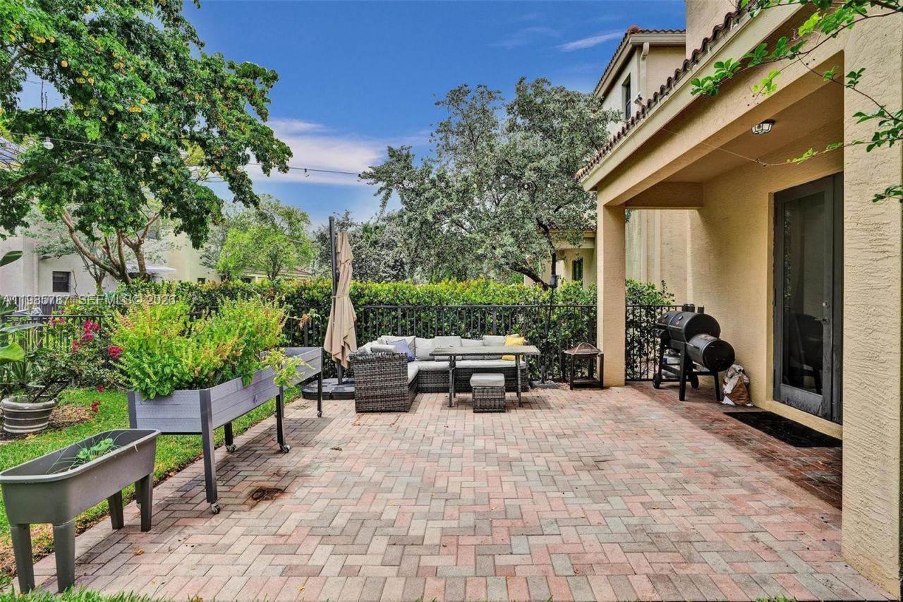 760 NE 193rd Ter , Miami, FL 33179 Photo