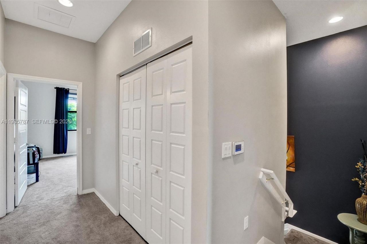 760 NE 193rd Ter , Miami, FL 33179 Photo