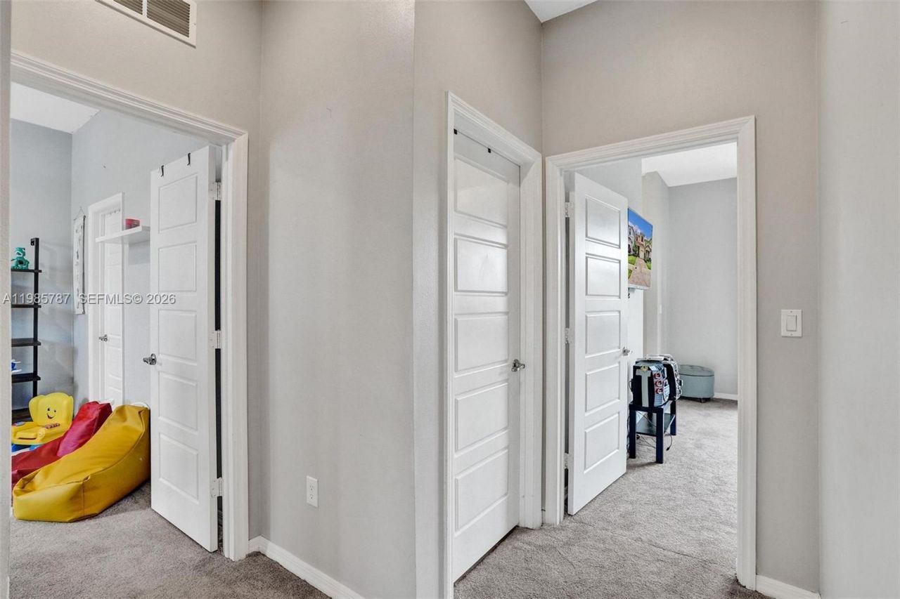 760 NE 193rd Ter , Miami, FL 33179 Photo