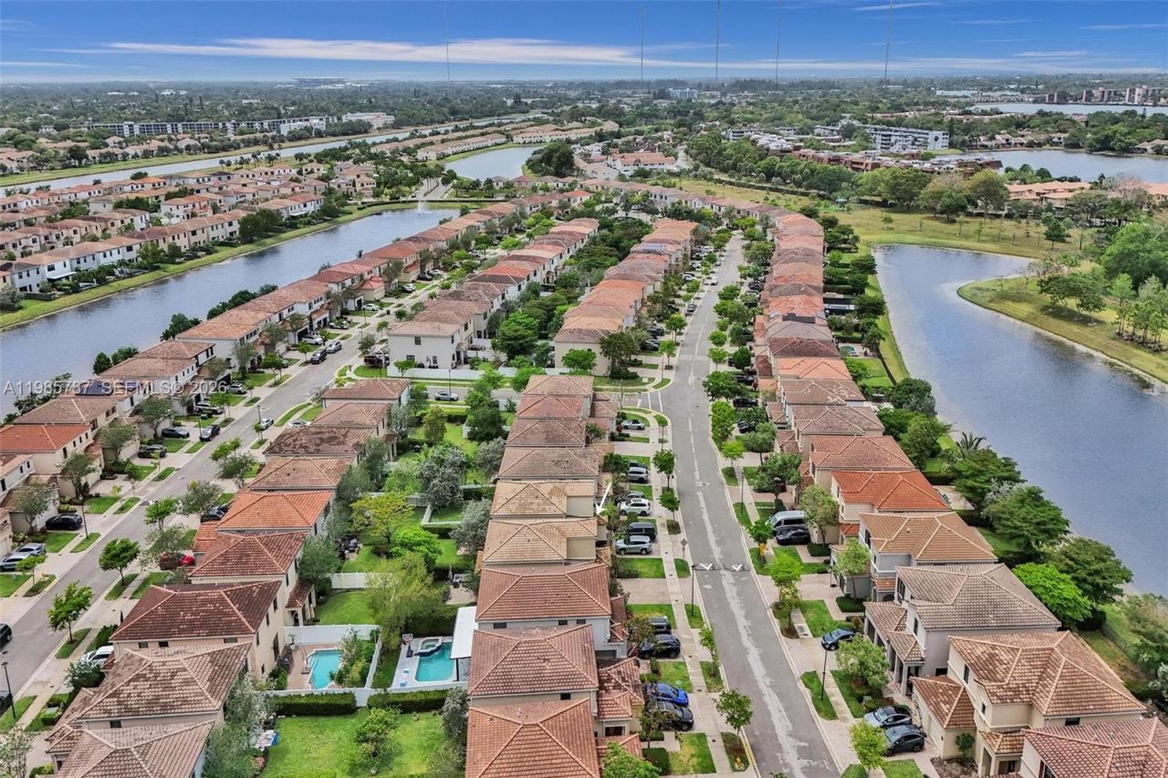 760 NE 193rd Ter , Miami, FL 33179 Photo