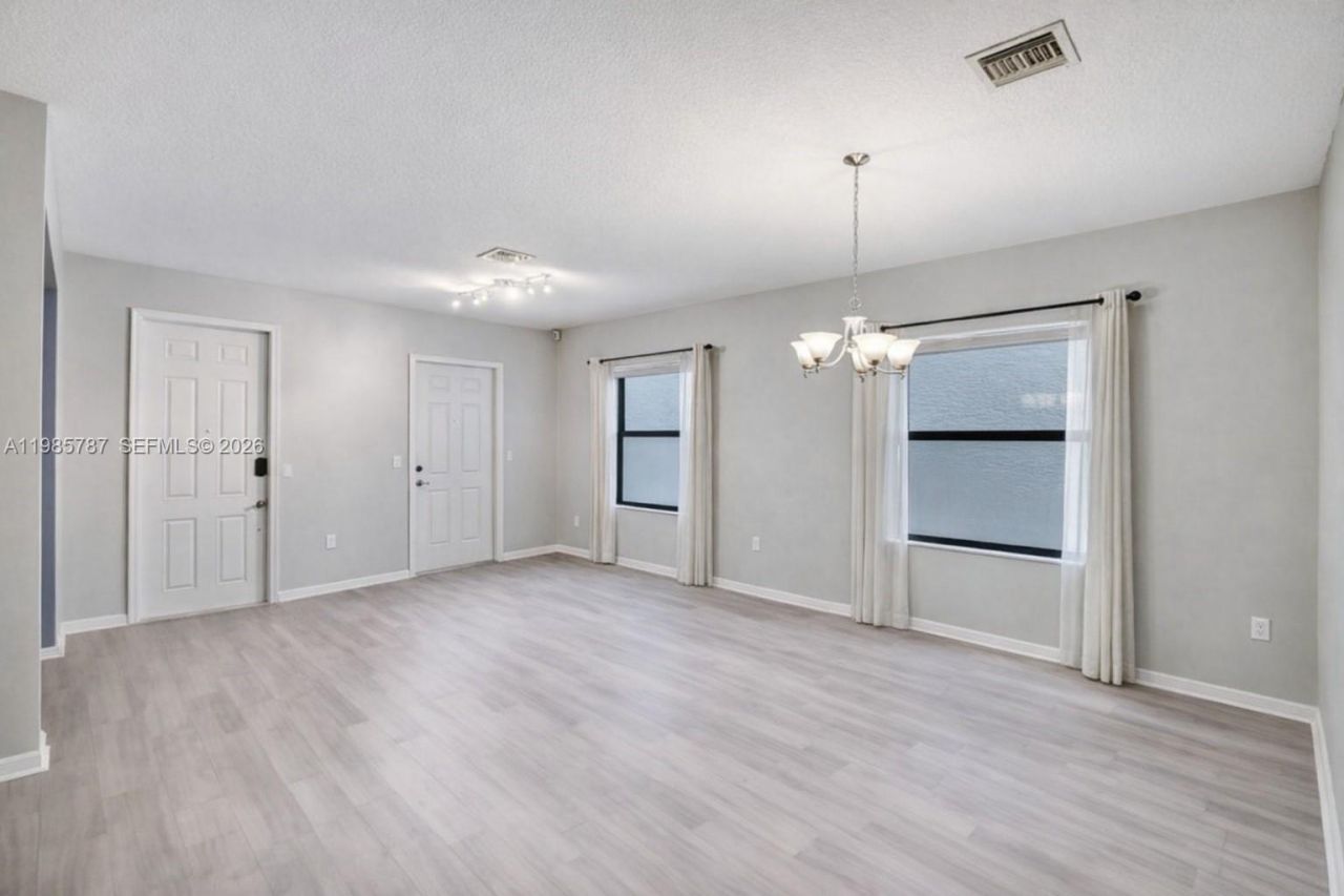 760 NE 193rd Ter , Miami, FL 33179 Photo