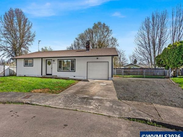 982 Queen Ct NE, Salem, OR 97301