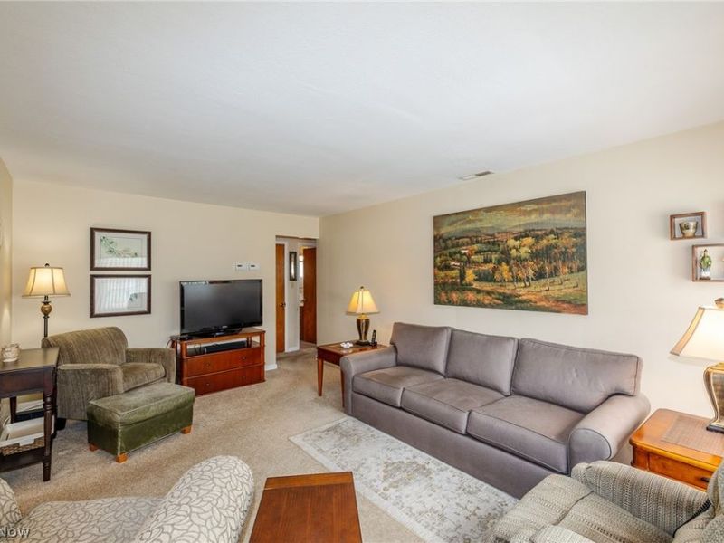 9913 Manorford Drive, Parma Heights, OH 44130 Photo 3