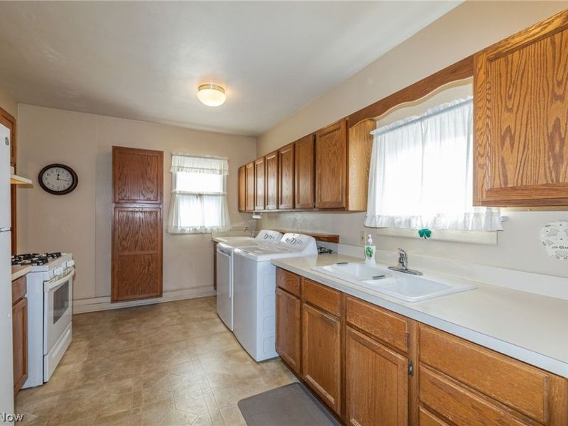 9913 Manorford Drive, Parma Heights, OH 44130 Photo 9