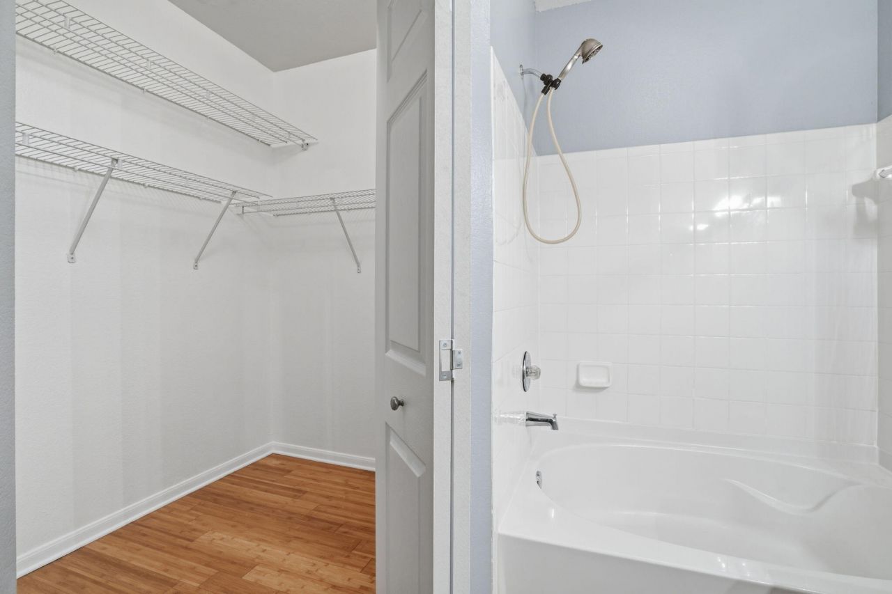 60 Fenwick Hall Allee Alley Photo 17