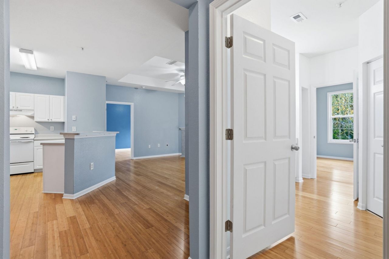 60 Fenwick Hall Allee Alley Photo 4