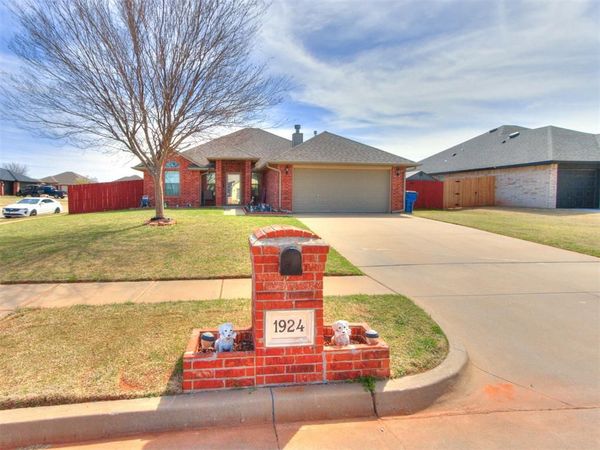 1924 W Flintlock Way, Mustang, OK 73064