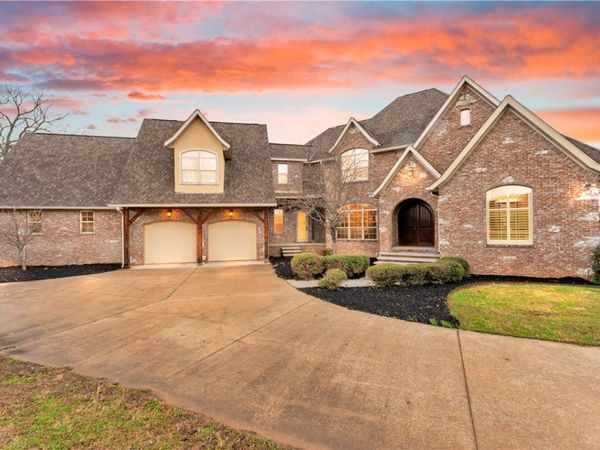 10333 Falcon Crest Drive, Lowell, AR 72745